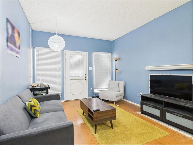 Building Photo - 806 W 24th St