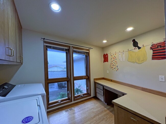 Building Photo - Gated Sound view home Des Moines area, 4 bed plus den 2.5 bath 3900 s/f, Available NOW!!!