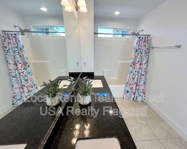 Building Photo - 2705 W Windtree Dr