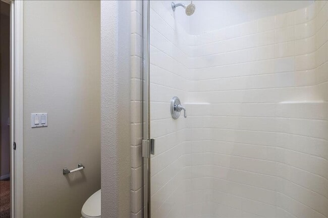 Building Photo - IMMACULATE 2+2 VALENCIA TOWNHOME!