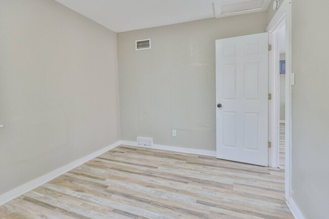 Building Photo - Cozy Home