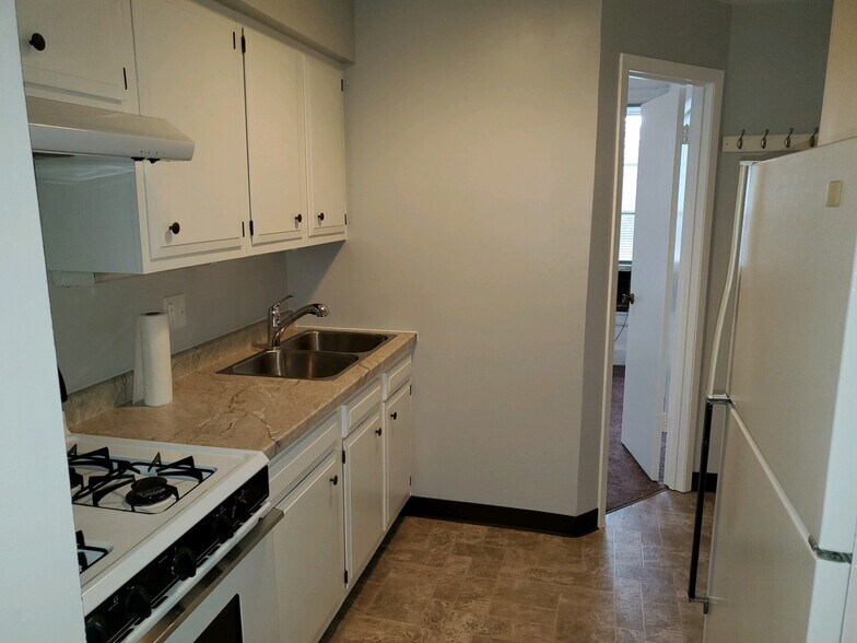 Kitchen - 525 30th St