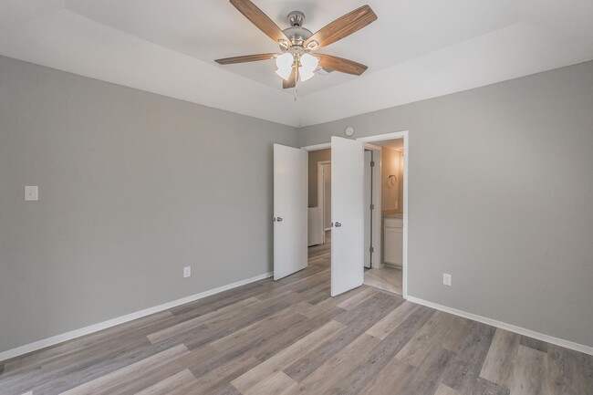 Building Photo - COMING SOON! FULLY REMODELED 2 bedroom, 2 ...