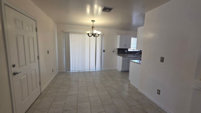 Building Photo - Beautiful Renovated  4 Bed 2 Bath HOME!