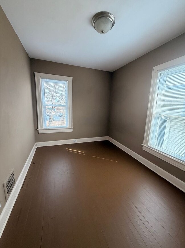 Building Photo - 105 E Hickman St