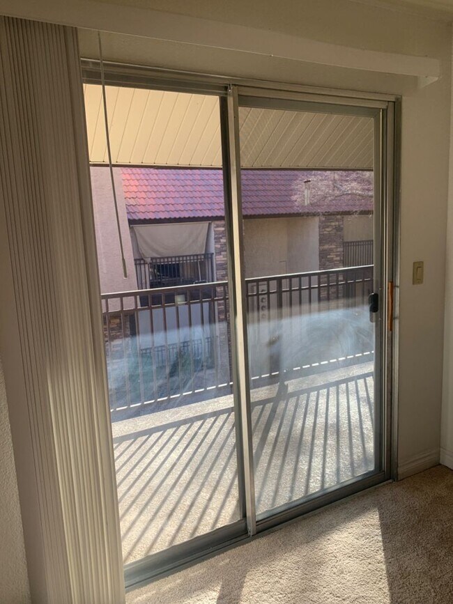 Building Photo - 2 bed 1 bath condo for rent -$1300