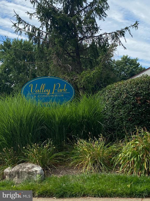 Building Photo - 5606 Bloomfield Dr