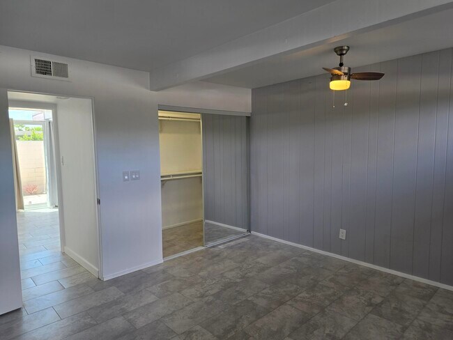 Building Photo - 735 E Louise Dr