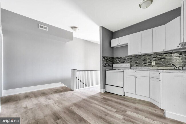 Building Photo - 606 S 52nd St