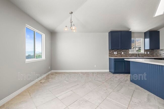 Building Photo - 4016 S Sunrise Dr