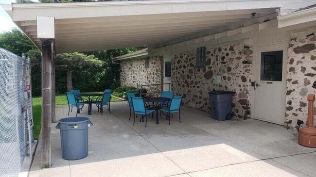 Building Photo - 607 Tamarack Dr W