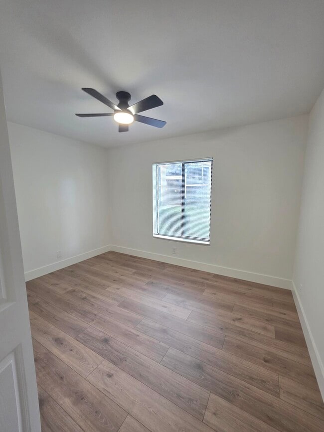 Building Photo - 209 Foxtail Dr