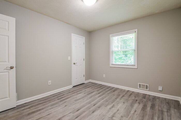 Building Photo - 310 Victoria Dr