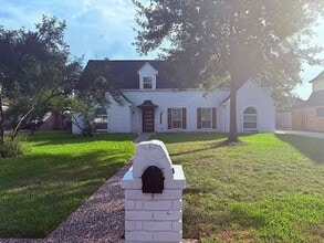 Building Photo - 17211 Rolling Creek Dr