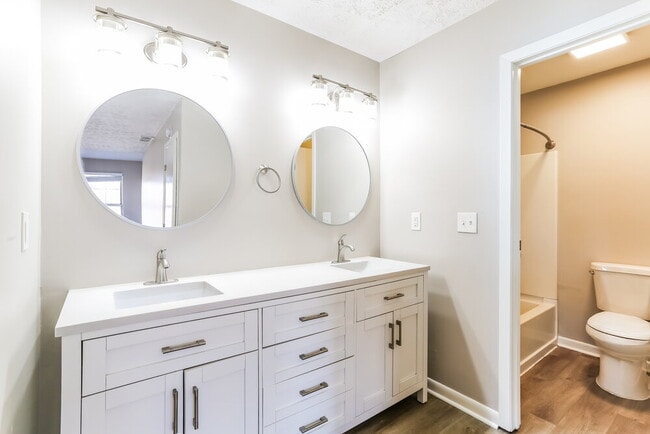 Building Photo - 5911 Vero Dr