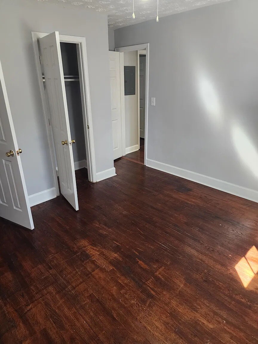 Building Photo - Room in Apartment on 8th St
