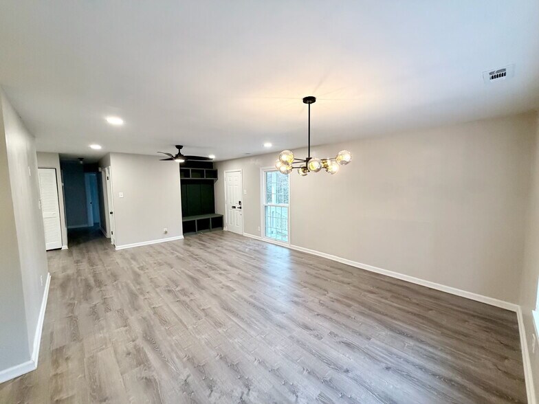 Building Photo - 2910 Driftwood Dr