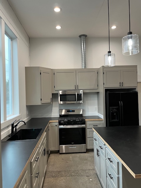 spacious kitchen - 330 S Cherry St