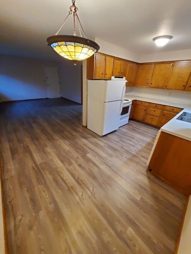 Building Photo - 1359 Fir St S