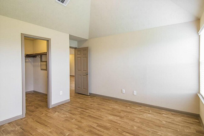 Building Photo - 5750 Kyle Cove Dr
