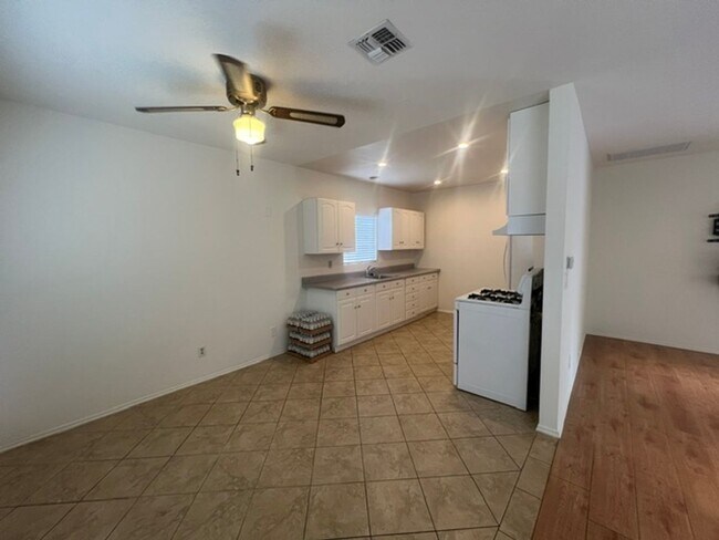 Building Photo - 17430 Gledhill St