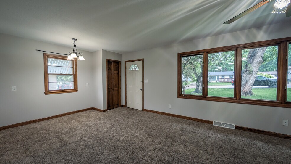 Building Photo - 607 Roiland St