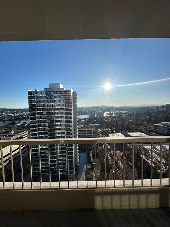 Building Photo - Lovely 2 bedroom 2 bath condo with a river...