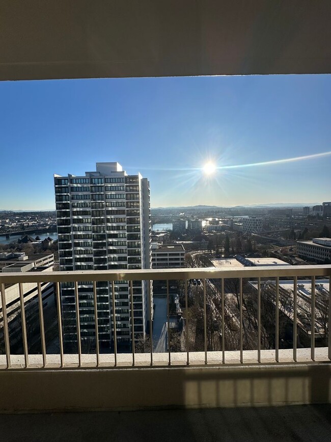 Building Photo - Stunning 2 bedroom 2 bath condo with a riv...