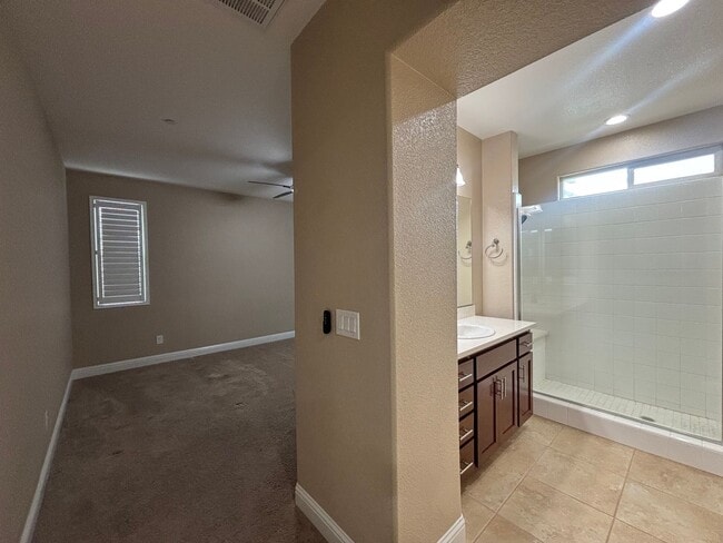 Building Photo - Modern 4BD Home in Brighton Landing | Solar | Bed & Bath Downstairs