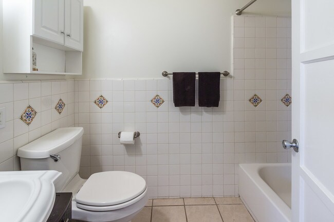 Building Photo - 1932 Carmona Ave