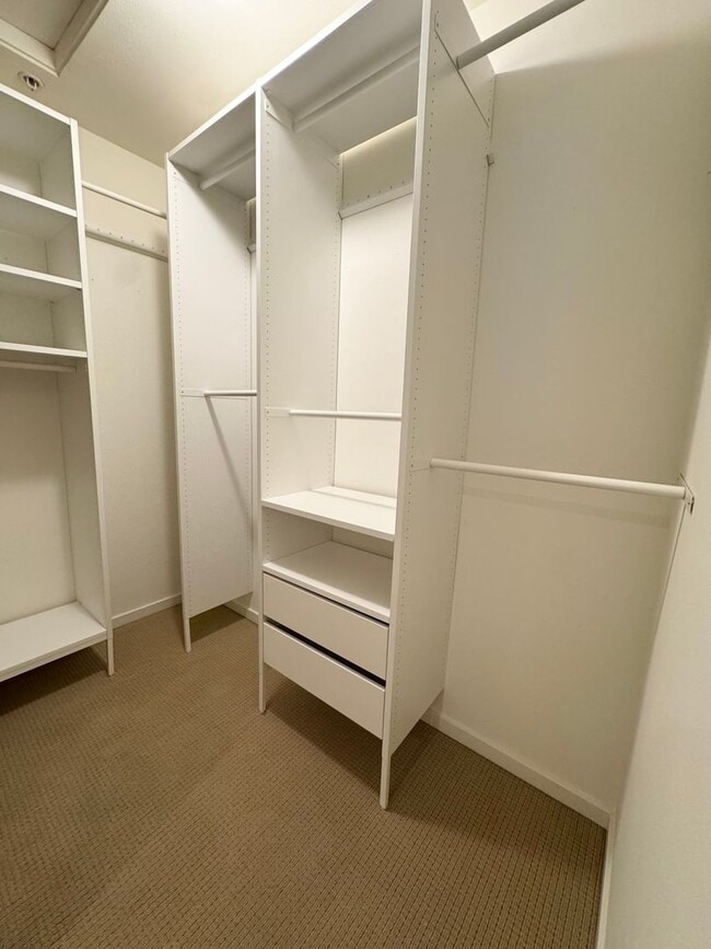 Building Photo - Rare Townhome 2 bed 2 bath in Heart of Bellevue Downtown