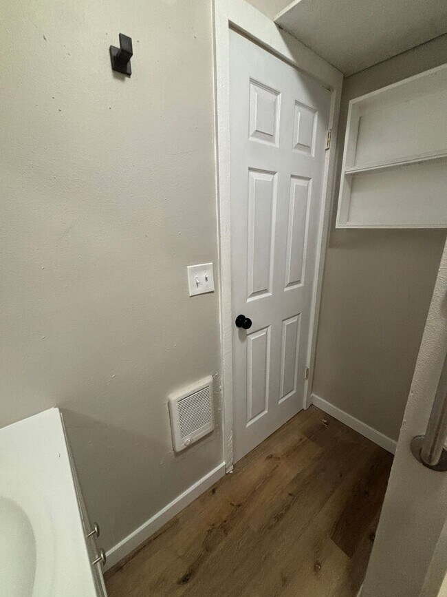 Building Photo - Newly Renovated 2 Bed 1 Bath Apt Move In Special!!