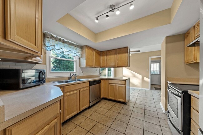 Building Photo - Buffalo Grove 4 Bedroom located in the Stephenson School District!