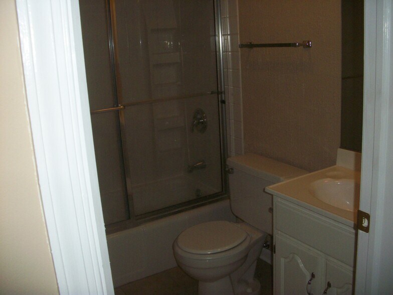 Hall Bathroom - 130 Berwick Plz