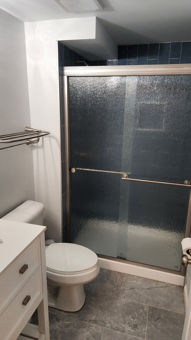 Building Photo - "Charming 3-Bed Oasis with 2.5 Baths on Carrington Court!"