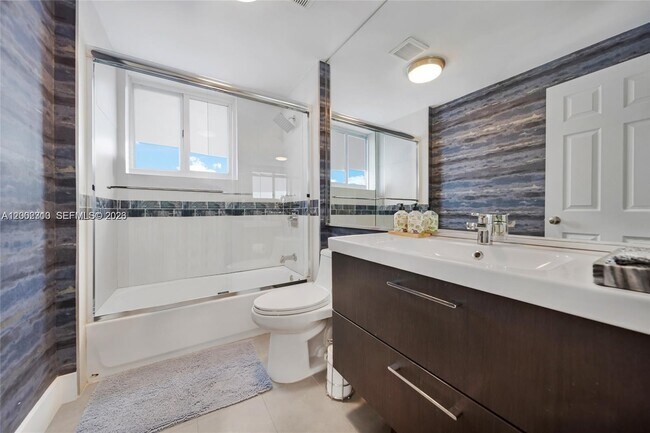 Building Photo - 3531 SW 1st Ave