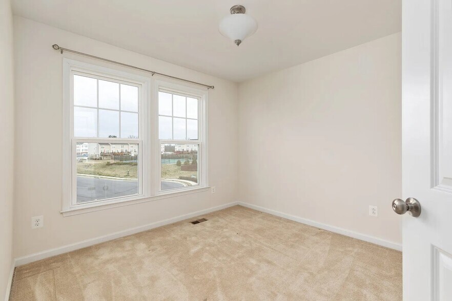 Building Photo - 148 Solara Dr