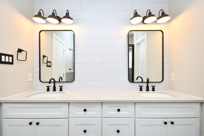 Building Photo - 1146 Wycliffe Dr