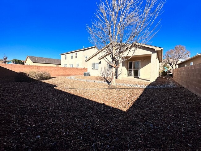Building Photo - Super cute 3 bed 2 bath home in Huning Ranch. MOVE IN SPECIAL! 1/2 OFF 2ND MONTHS RENT!