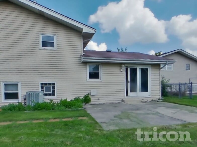 Building Photo - 16646 Paxton Ave
