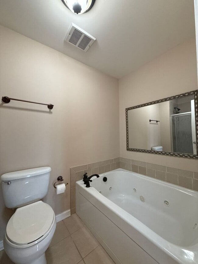 Building Photo - Great condo with Lake Wylie views!