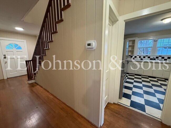 Building Photo - Charming Home with Character and Modern Co...