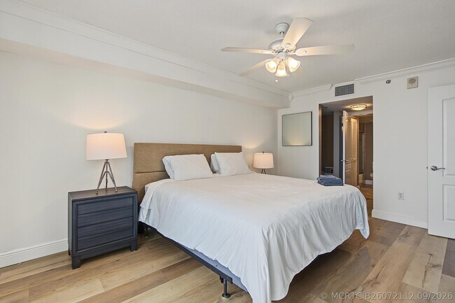 Building Photo - 1200 Brickell Bay Dr