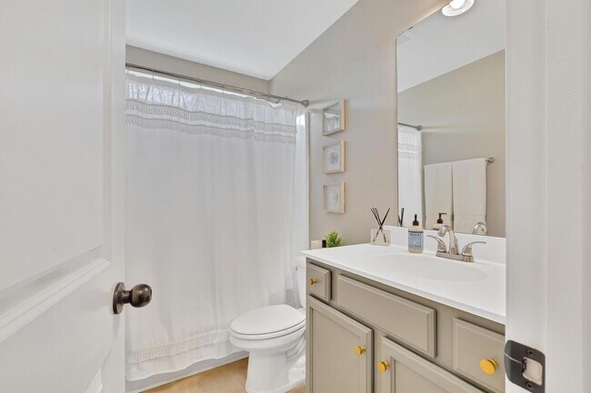 Building Photo - Bonus Room and Neighborhood POOL!