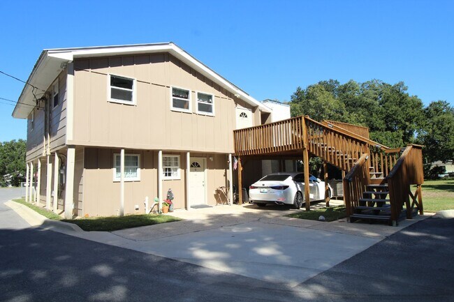 Primary Photo - Northeast Pensacola 2BR/1BA Upstairs Unit ...