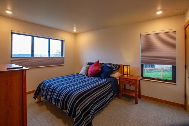 Building Photo - Stunning Holmes Harbor Home and Pet Friendly!