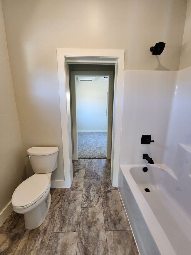 Building Photo - ***6 Month Lease***East Asheville Rental