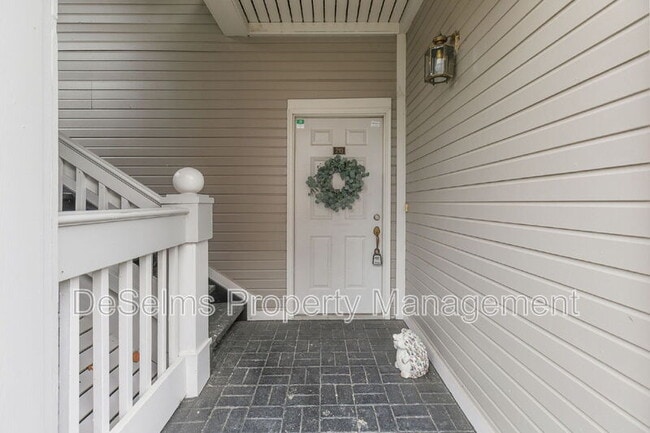 Building Photo - 210 Ashlawn Ct