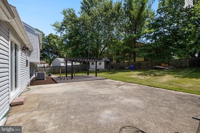 Building Photo - 15950 Alameda Dr
