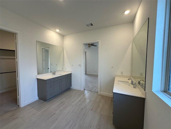 Building Photo - 4802 Avon Ridge Way